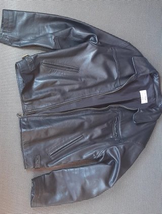 Cazadora de cuero negra