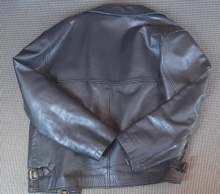 Cazadora de cuero negra