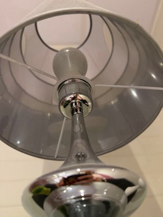 Lámpara de mesa plateada
