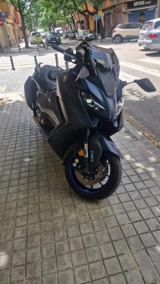 Yamaha TMAX Maxi Scooter Negra y Azul