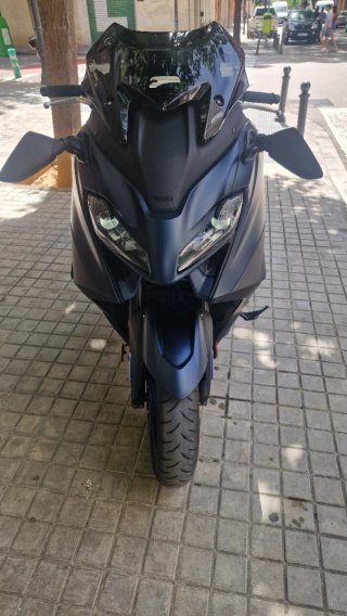 Yamaha TMAX Maxi Scooter Negra y Azul