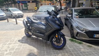Yamaha TMAX Maxi Scooter Negra y Azul
