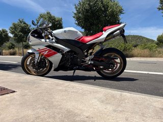 Yamaha R1 2008 Roja y Blanca