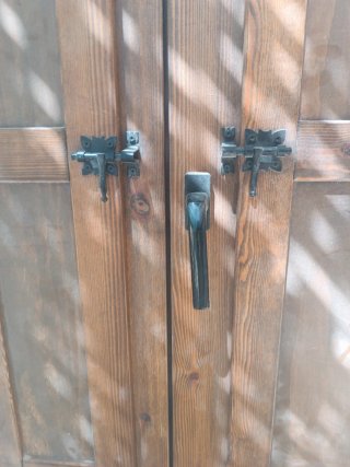 Armario de madera rústico con puertas