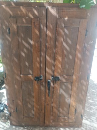 Armario de madera rústico con puertas