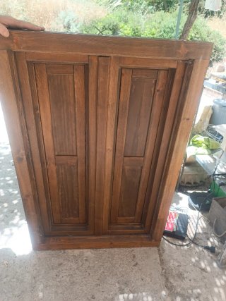 Armario de madera rústico con puertas