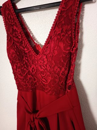 Mono rojo encaje