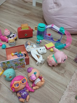 Lote juguetes Barbie, pizarra, muñecas y juguetes