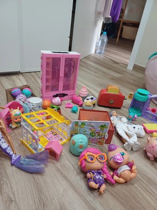 Lote juguetes Barbie, pizarra, muñecas y juguetes