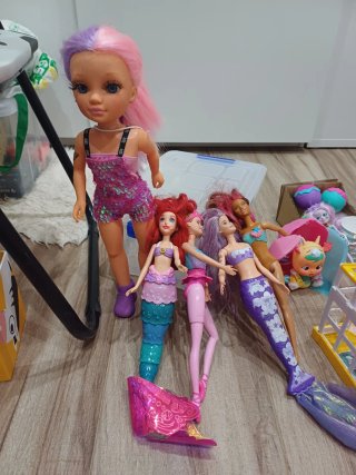 Lote juguetes Barbie, pizarra, muñecas y juguetes