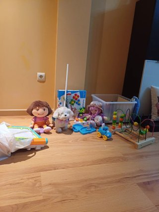 Lote juguetes Barbie, pizarra, muñecas y juguetes