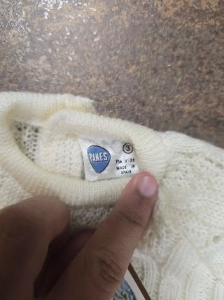 Suéter de bebé tejido a mano