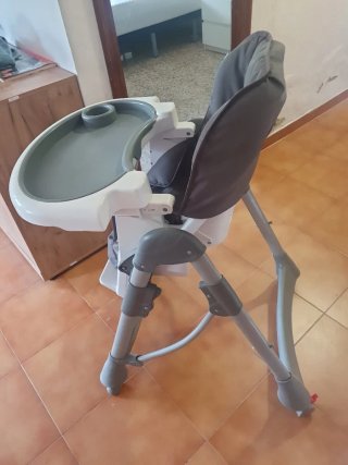 Trona de bebé gris y blanca