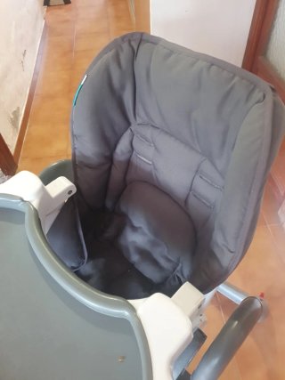 Trona de bebé gris y blanca