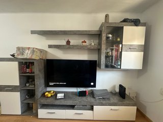 Mueble de comedor gris y blanco