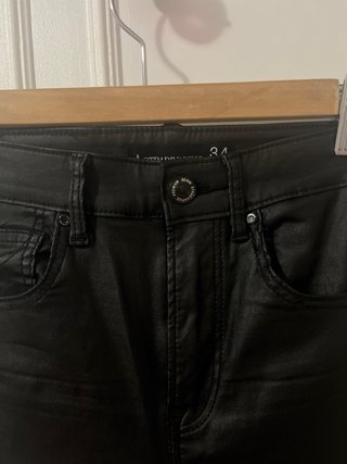 Pantalones pitillo efecto piel negros