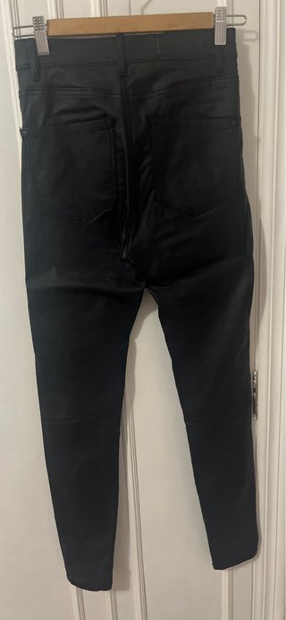 Pantalones pitillo efecto piel negros