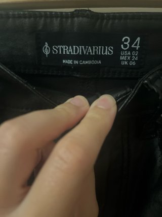 Pantalones pitillo efecto piel negros