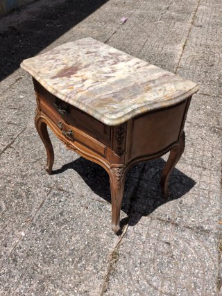 Mesita de noche de madera y mármol antigua
