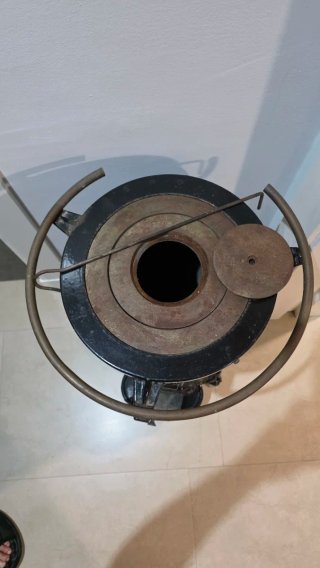 Estufa de leña verde y negra