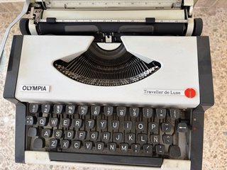 Máquina de escribir Olympia Traveller de Luxe