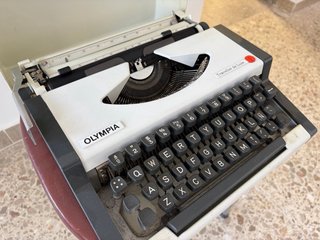 Máquina de escribir Olympia Traveller de Luxe