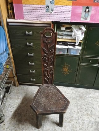 Silla antigua de madera tallada