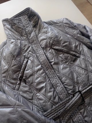 Cazadora acolchada plateada mujer