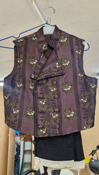 Chaleco morado con flores verdes