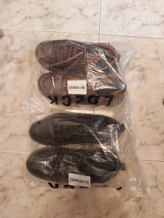 2 PARES DE ZAPATOS CASUAL.