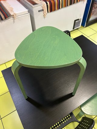 Taburete de madera verde