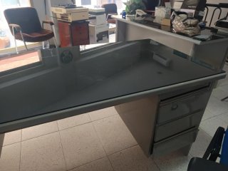Liquidación por cierre. Mesa oficina . Escritorio