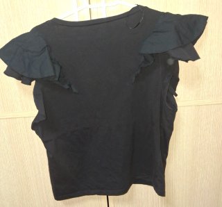 Camiseta negra con volantes