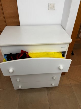 Cómoda bebé Micuna blanca con bañera