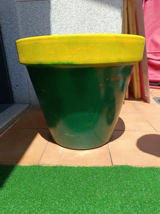 Maceta grande pintada de verde y amarillo