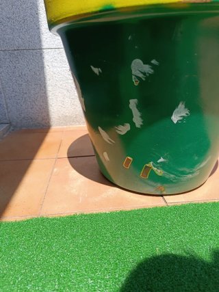 Maceta grande pintada de verde y amarillo