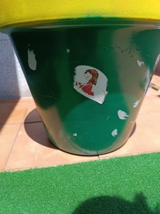 Maceta grande pintada de verde y amarillo
