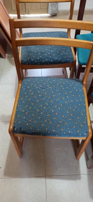 4 Sillas de madera y tela