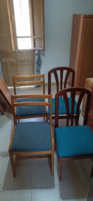 4 Sillas de madera y tela