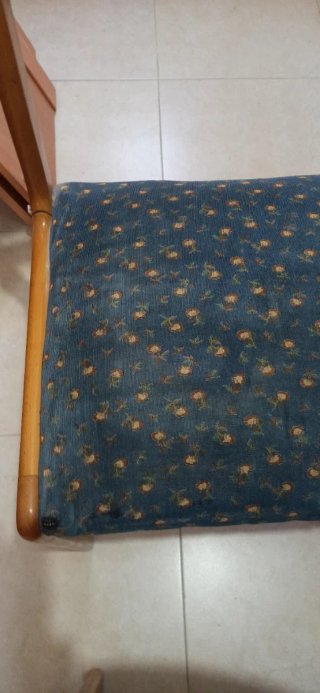 4 Sillas de madera y tela