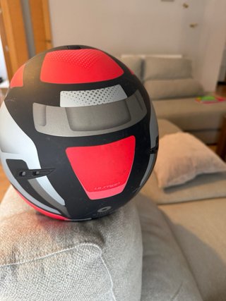 Casco infantil rojo y negro