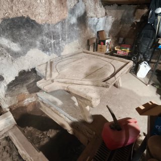 Mesa prensa de vino antigua de madera