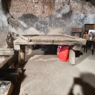 Mesa prensa de vino antigua de madera
