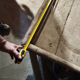 Mesa prensa de vino antigua de madera