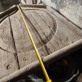 Mesa prensa de vino antigua de madera