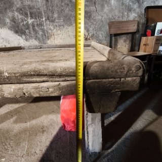 Mesa prensa de vino antigua de madera