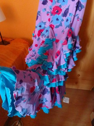 Traje de flamenca de tirantes.