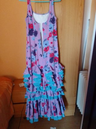 Traje de flamenca de tirantes.