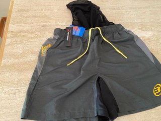 Pantalón corto Bullpadel gris y negro