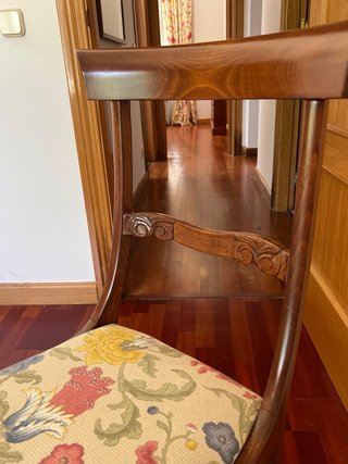 Silla de madera tallada y tapizada